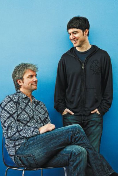  Chris DeWolfe (sentado) y Tom Anderson, fundadores de MySpace, en su sede de Los Ángeles en 2008. 