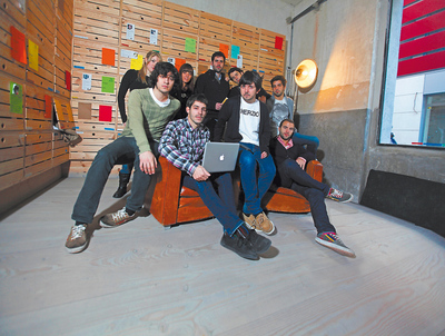  El equipo de Herzio. Al frente, su mánager, Borja Prieto, flanqueado por sus fundadores, David Zafra (portátil en mano) y Javier Hernández. 