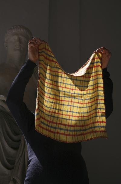  Velo  (2010), de Eulàlia Valldosera, incluida en su exposición  Dependencia mutua,  en la galería Joan Prats.