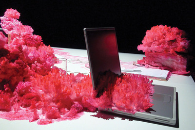 Detalle de la instalación  The Conference  (2010), de Gerda Steiner y Jörg Lenzlinger, presentada en la exposición  On & On , en La Casa Encendida, en Madrid.