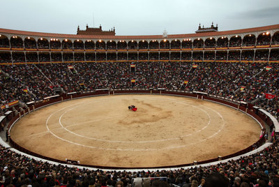 Una vista panorámica de la madrileña plaza de toros de Las Ventas, durante un festejo con el coso abarrotado . 