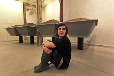 Paula Rubio Infante en la galería Formato Comodo (calle de Lope de Vega, 5) junto a su última obra:  come mierda .