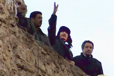 Gadafi saluda a unos cientos de sus seguidores ayer en la plaza Verde de Trípoli. 