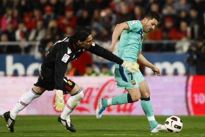 Villa sortea a Aouate para marcar el segundo gol del Barcelona.
