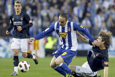 Sergio García se escapa del marcaje de Illarramendi en presencia de Griezmann.