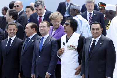 De izquierda a derecha,  Nicolas Sarkozy, Silvio Berlusconi, Dimitri Medvedev, Muamar el Gadafi y Hosni Mubarak, en la cumbre del G-20 de julio de 2009. Detrás se observa a José Manuel Barroso, Gordon Brown y Angela Merkel, entre otros. Foto: AP