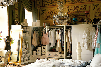 Los armarios Pax de Ikea (abajo) pueden utilizarse como sistemas abiertos. En este caso, la base es la estructura Pax (55 euros) en color blanco. El espejo Levanger (89,90 euros) también es de Ikea, como las cajas. rn a la vista.