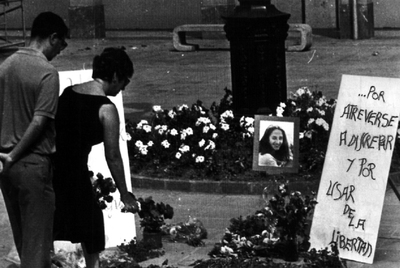 Vecinos de Ordizia (Guipúzcoa) colocan flores en el lugar en el que cayó asesinada, en 1986, María Dolores González Cataráin,  Yoyes .
