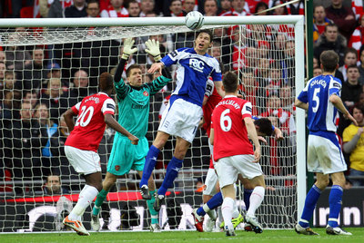 Zigic remata ante la indecisión de Szczesny para lograr el primer tanto del partido.