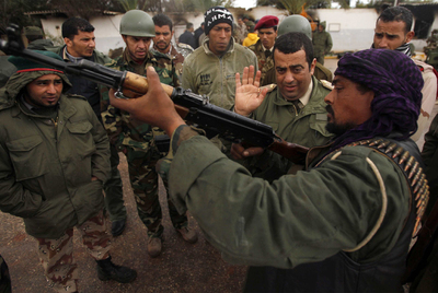 Un oficial enseña a disparar un Kaláshnikov en Bengasi a un grupo de civiles que quieren unirse a los alzados.