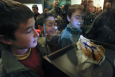 Los niños rodean la vitrina en la que desde ayer se expone el  arquer .
