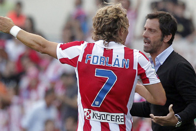 Forlán y Quique Flores, durante un partido en el estadio Calderón.