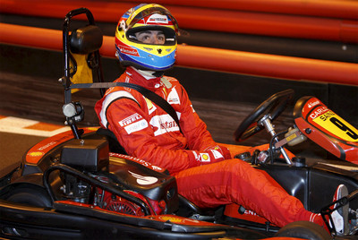 Fernando Alonso, ayer en un    kart   en un acto promocional en Madrid.