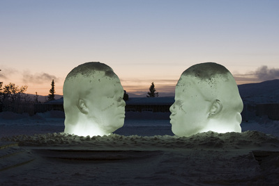 La pieza  Dialogue,  de Jaume Plensa, en el parque de escultura de Yorkshire.