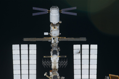 El  Johannes Kepler  atracado en la ISS, arriba, y los astronautas Paolo Nespoli (centro) y Alexandr Kaleri rnen la estación.