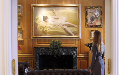 Biblioteca del centro artístico con la obra  Desnudo en el diván amarillo , de 1912, de Joaquín Sorolla.