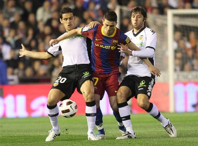 Villa busca el balón entre Ricardo Costa y Dealbert.
