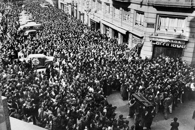 Una multitud de ciudadanos acompañó el 5 de marzo de 1976 el traslado de los féretros de los cinco trabajadores tiroteados por la policía.