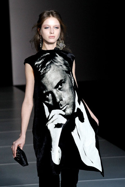 Modelo con un diseño de Armani.