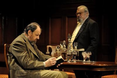 José María Pou (a la izquierda) y Carles Canut, en una escena de  Llama un inspector,  de J. B. Priestley.