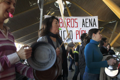 Trabajadores de AENA protestan en Barajas el pasado febrero.