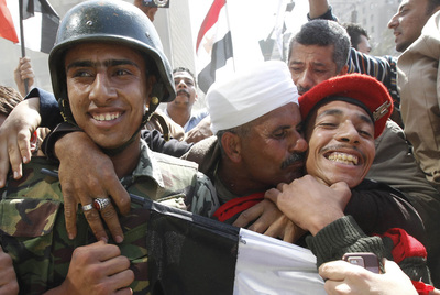 Un  fellah  (campesino) celebra con dos soldados el discurso de Sharaf en El Cairo.