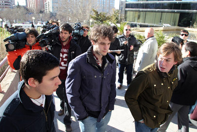 Amigos de Álvaro Ussía, a la entrada de la Audiencia Provincial de Madrid.