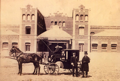 El marqués de Alcañices y el de Sotomayor en las caballerizas del Palacio de Alcañices,  ubicado en el 48 de Alcalá, junto a Cibeles, y derribado en 1882.