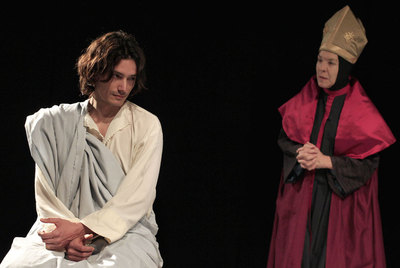 Representación de  El Gran Inquisidor,  una de las dos obras de Dostoievski en la sala Réplika.