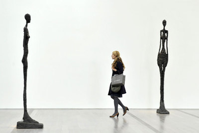 Una visitante pasea entre  Grande Femme IV  (izquierda) y  Grande Femme III  en la exposición dedicada a Alberto Giacometti en la Fundación Beyeler, en Riehen (Suiza) en 2009.