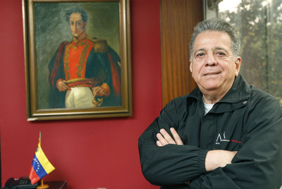 Julián Isaías Rodríguez, embajador de Venezuela, en el Consulado venezolano en Bilbao en 2010.