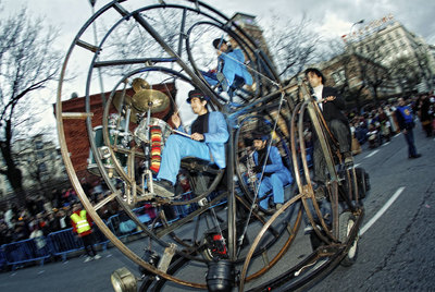 La obra  Rodafonio,  durante el desfile de Carnaval a su paso junto al parque del Retiro, frente a las Escuelas Aguirre.