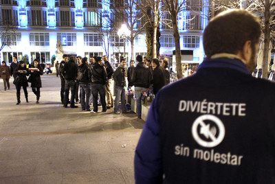 Uno de los voluntarios de la campaña  Diviértete sin molestar  en la plaza de Santa Ana.