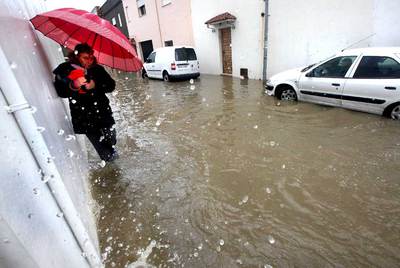 Una fuerte precipitación de granizo inunda Algeciras