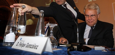 Felipe González alerta en Sevilla de una nueva "implosión" financiera