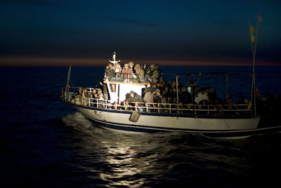 MIL TUNECINOS LLEGAN A SICILIA EN UNA NOCHE