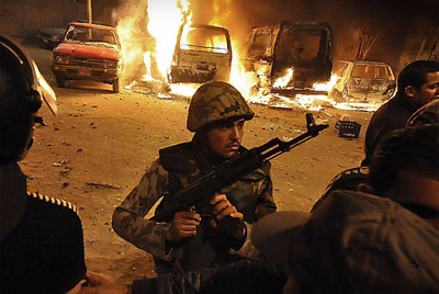 Un soldado impide el acceso a la asaltada sede de la Seguridad  en Alejandría, el pasado día 4.