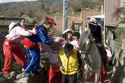 Los danzantes de Covelo, en Melón, asaltan al rey