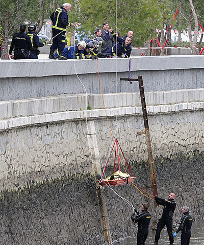 Buzos del cuerpo de bomberos ayudan a recuperar el cadáver de Austin Bice del fondo del río.