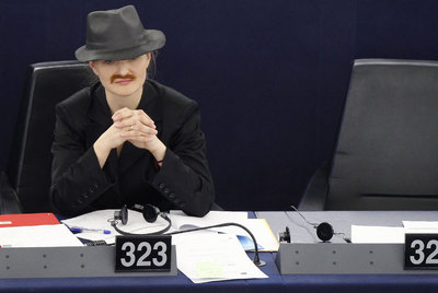 La europarlamentaria alemana Franziska Brantner (del grupo Verde) fue ayer a la asamblea disfrazada de hombre.