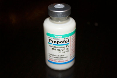 Bote de 200 miligramos de Propofol, el anestésico usado en los casos de negligencia.