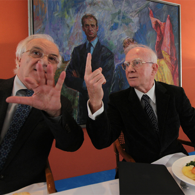 Teddy Bautista (derecha) y Miguel Rodríguez, presidente del Club Siglo XXI, ayer en Madrid.