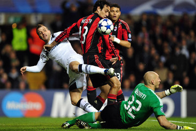 Van der Vaart intenta rematar entre Nesta y Abbiati.