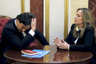La ministra Trinidad Jiménez y el coordinador de Exteriores del PP, Jorge Moragas, hablan ayer en uno de los salones del Congreso.rnPablo Yuste.