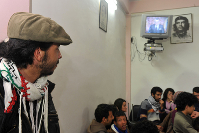 Oussama el Klifi, líder del movimiento reformista   2o de febrero,   escucha el discurso en Rabat.