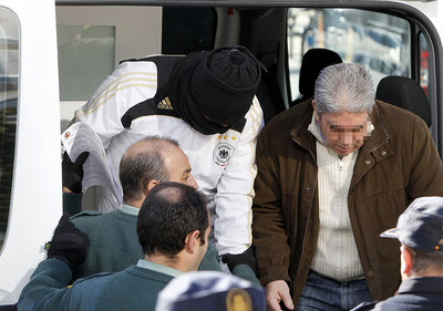 Uno de los acusados (a la derecha) es trasladado por la Guardia Civil.