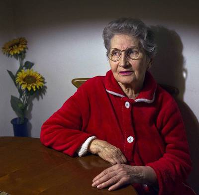 Carmen Aguilar, en el comedor del piso que una inmobiliaria pretendía quitarle tras la muerte de su marido.