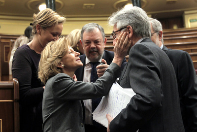 Elena Salgado felicita a Sánchez Llibre, de CiU, tras la aprobación del decreto ayer en el Congreso.