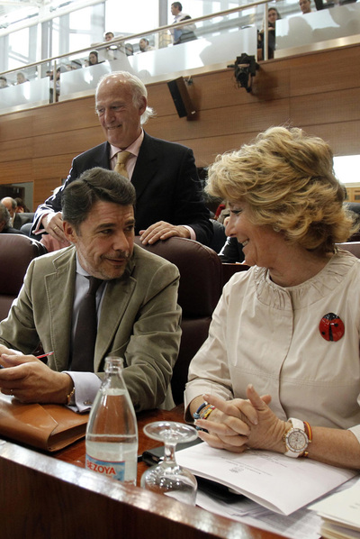 José Ignacio Echeverría detrás de Esperanza Aguirre e Ignacio González.