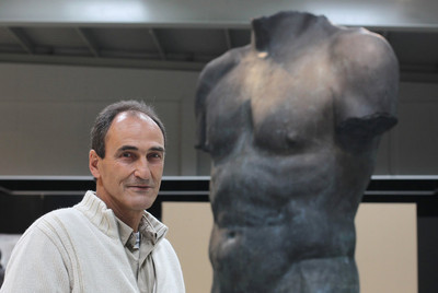 Pedro Txillida, ayer, junto a la escultura  Torso masculino , realizada en la empresa Alfa Arte.
